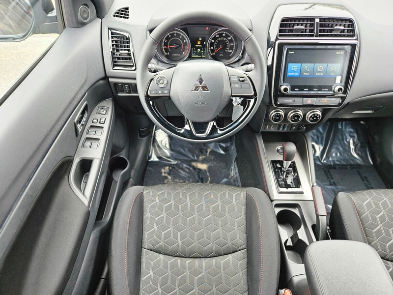 Mitsubishi Outlander Sport Vehicle Full-screen Gallery Image 11