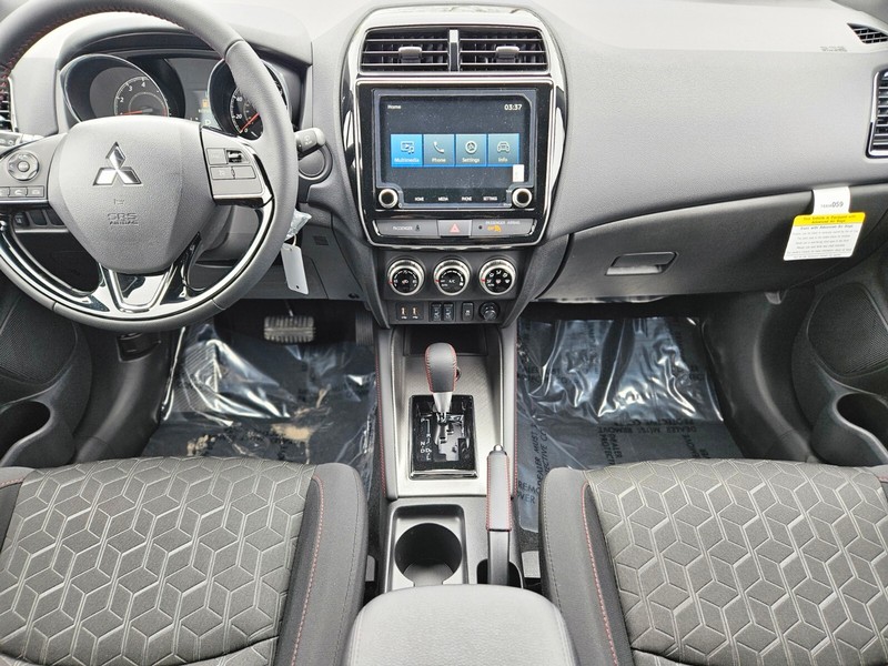 Mitsubishi Outlander Sport Vehicle Full-screen Gallery Image 12