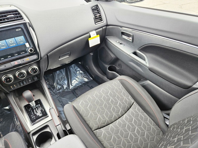 Mitsubishi Outlander Sport Vehicle Full-screen Gallery Image 13