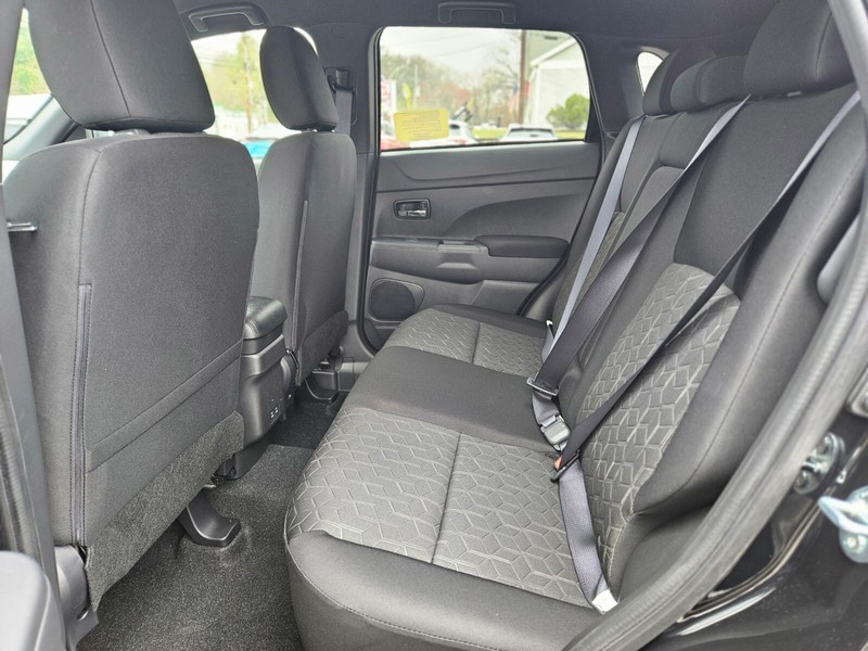 Mitsubishi Outlander Sport Vehicle Full-screen Gallery Image 14