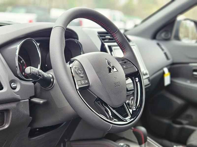 Mitsubishi Outlander Sport Vehicle Full-screen Gallery Image 16