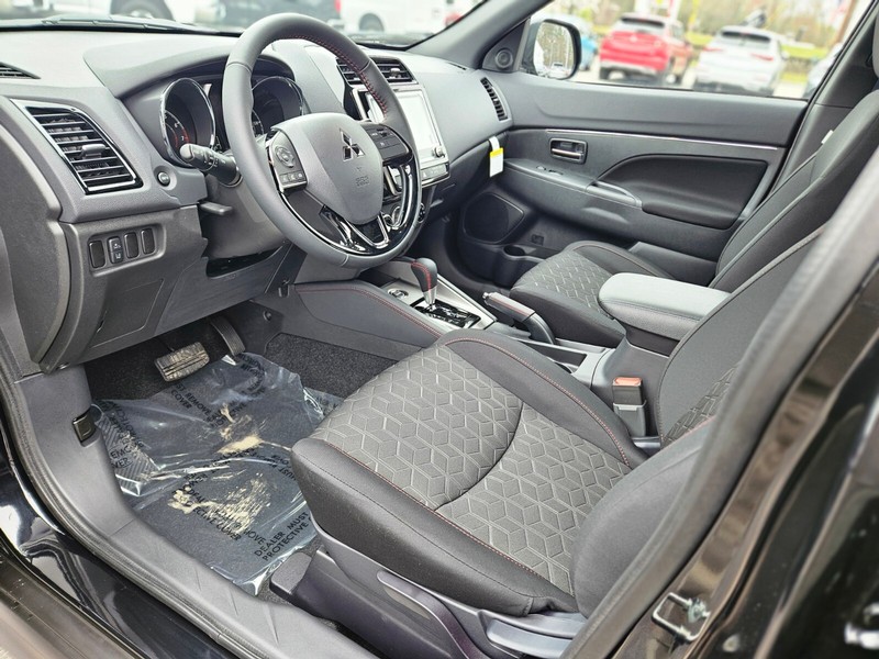 Mitsubishi Outlander Sport Vehicle Full-screen Gallery Image 17