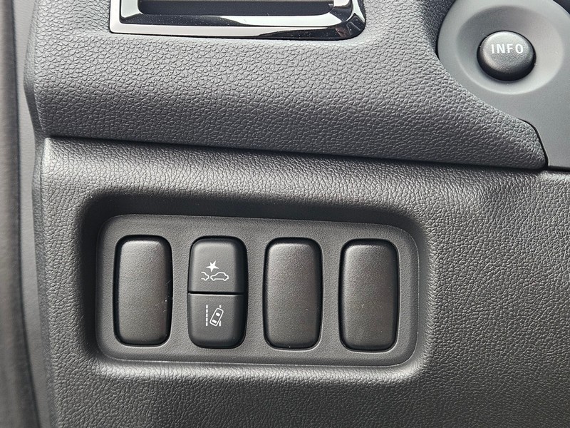 Mitsubishi Outlander Sport Vehicle Full-screen Gallery Image 21