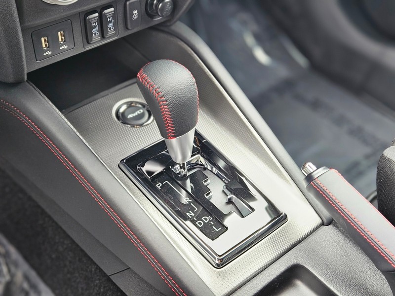 Mitsubishi Outlander Sport Vehicle Full-screen Gallery Image 22