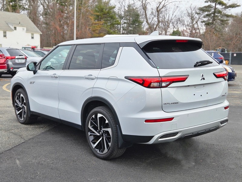 Mitsubishi Outlander PHEV Vehicle Full-screen Gallery Image 03