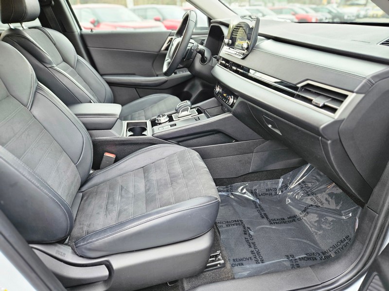 Mitsubishi Outlander PHEV Vehicle Full-screen Gallery Image 11