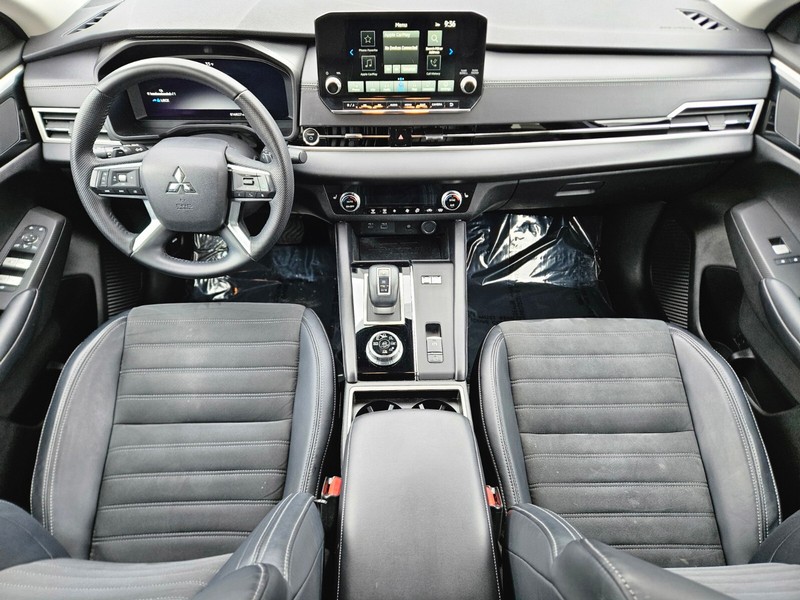 Mitsubishi Outlander PHEV Vehicle Full-screen Gallery Image 12