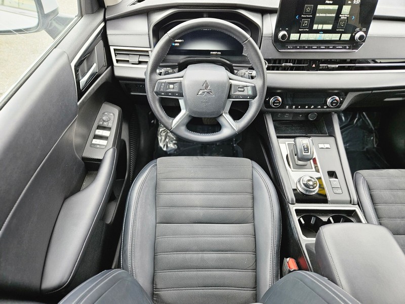 Mitsubishi Outlander PHEV Vehicle Full-screen Gallery Image 13