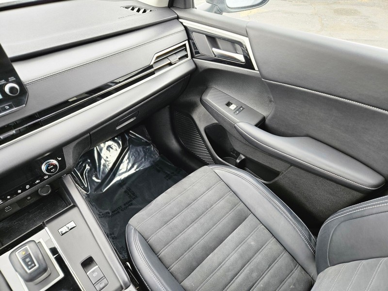 Mitsubishi Outlander PHEV Vehicle Full-screen Gallery Image 15