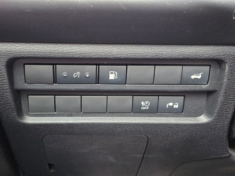 Mitsubishi Outlander PHEV Vehicle Full-screen Gallery Image 22