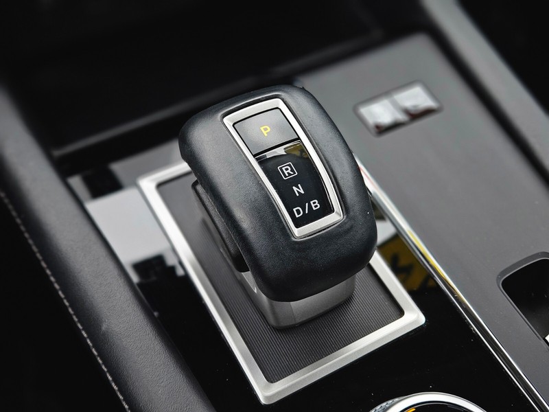 Mitsubishi Outlander PHEV Vehicle Full-screen Gallery Image 25