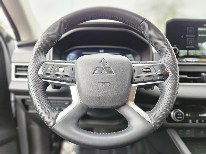 Mitsubishi Outlander PHEV Vehicle Full-screen Gallery Image 26