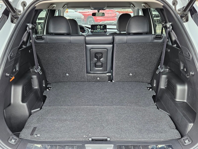 Mitsubishi Outlander PHEV Vehicle Full-screen Gallery Image 29