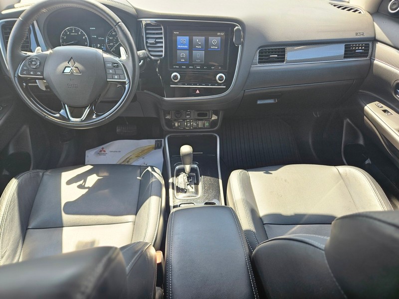 Mitsubishi Outlander Vehicle Full-screen Gallery Image 12