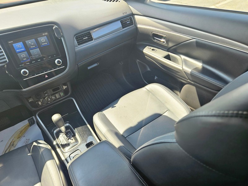 Mitsubishi Outlander Vehicle Full-screen Gallery Image 13