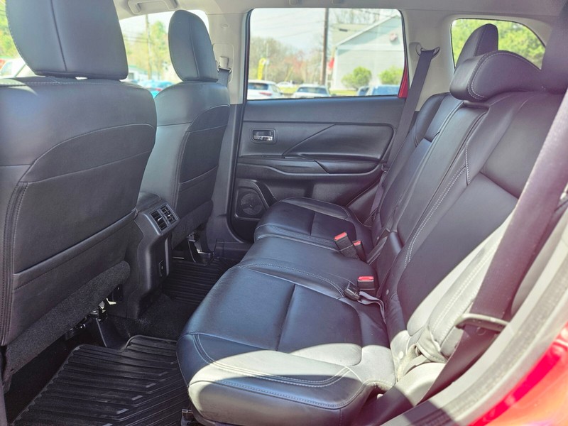 Mitsubishi Outlander Vehicle Full-screen Gallery Image 14