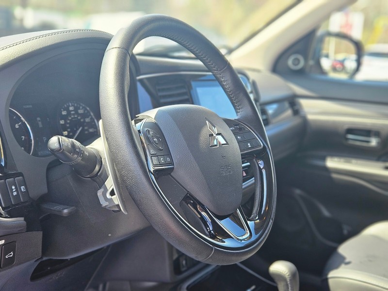 Mitsubishi Outlander Vehicle Full-screen Gallery Image 16