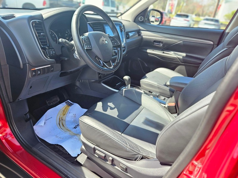 Mitsubishi Outlander Vehicle Full-screen Gallery Image 17