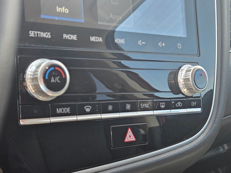 Mitsubishi Outlander Vehicle Full-screen Gallery Image 21
