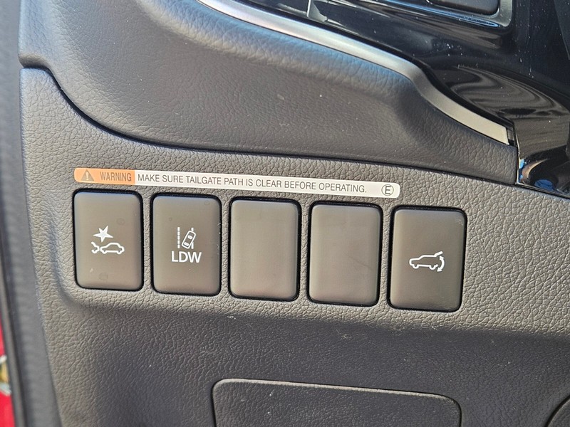 Mitsubishi Outlander Vehicle Full-screen Gallery Image 22