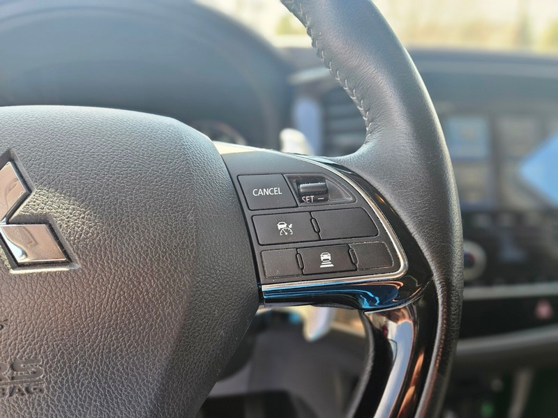 Mitsubishi Outlander Vehicle Full-screen Gallery Image 27