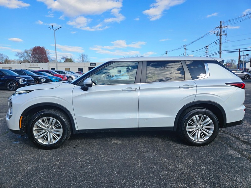 Mitsubishi Outlander Vehicle Full-screen Gallery Image 02