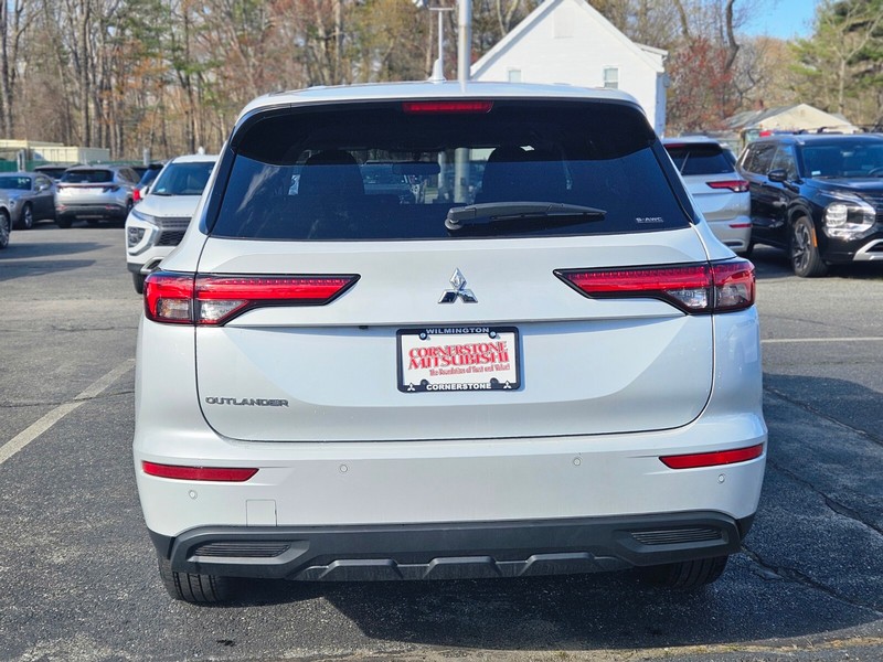 Mitsubishi Outlander Vehicle Full-screen Gallery Image 04