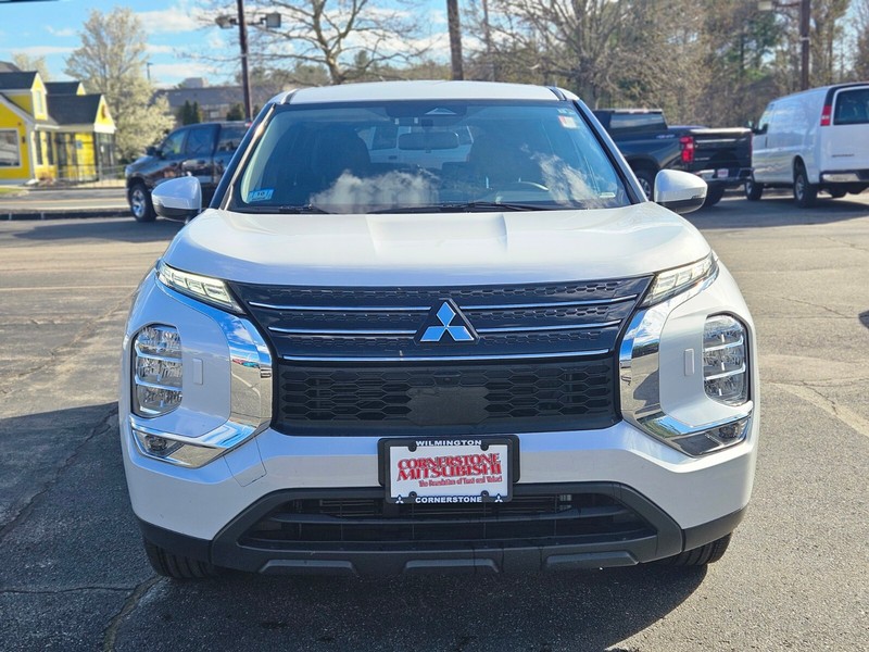 Mitsubishi Outlander Vehicle Full-screen Gallery Image 08