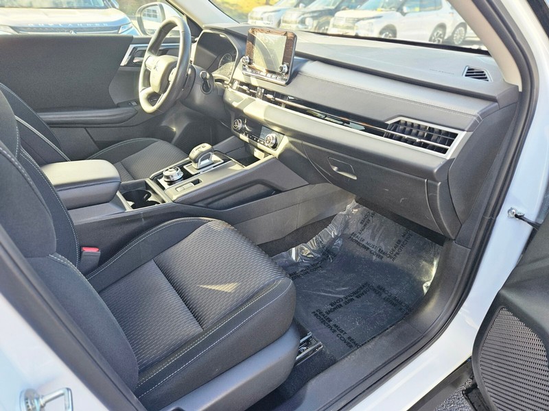 Mitsubishi Outlander Vehicle Full-screen Gallery Image 09