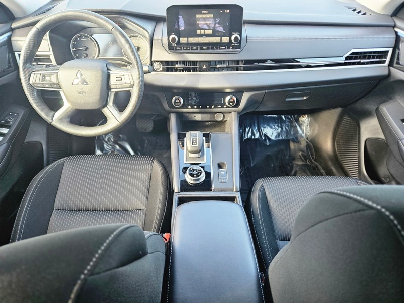 Mitsubishi Outlander Vehicle Full-screen Gallery Image 10
