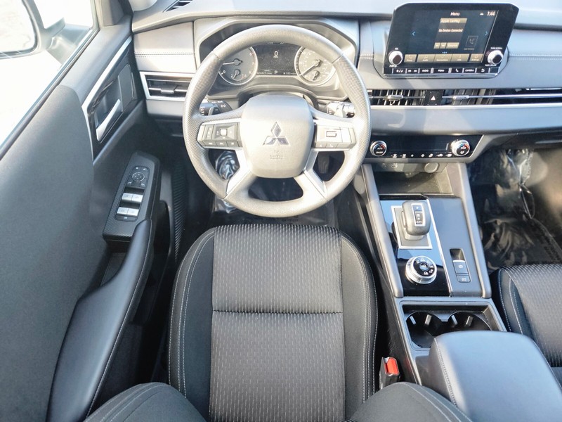 Mitsubishi Outlander Vehicle Full-screen Gallery Image 11