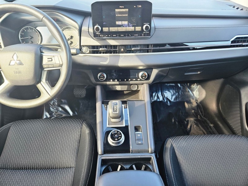 Mitsubishi Outlander Vehicle Full-screen Gallery Image 12