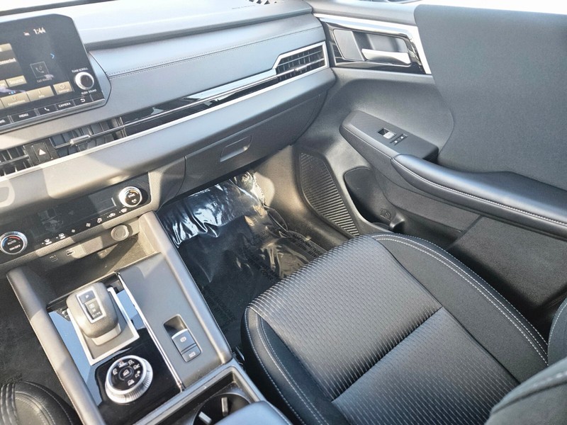 Mitsubishi Outlander Vehicle Full-screen Gallery Image 13