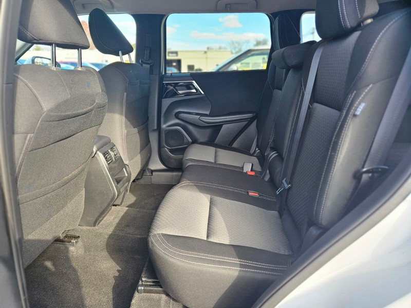 Mitsubishi Outlander Vehicle Full-screen Gallery Image 14