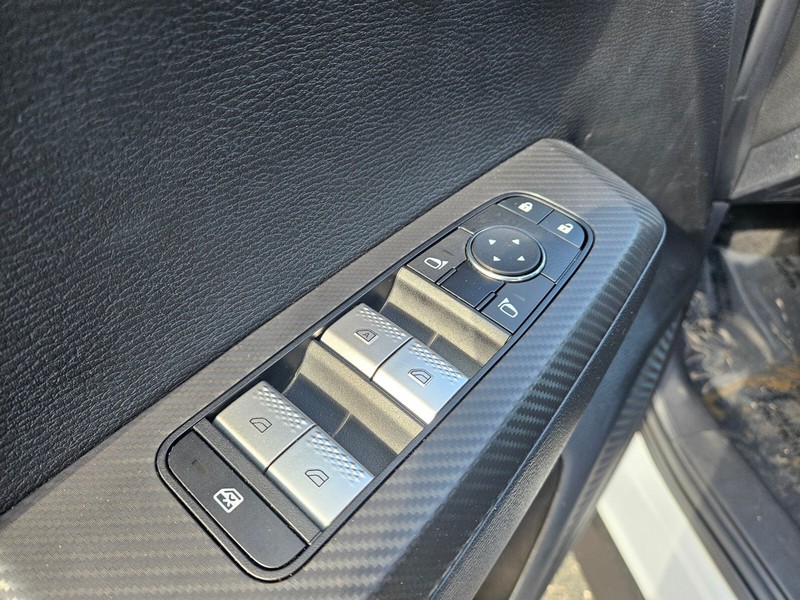 Mitsubishi Outlander Vehicle Full-screen Gallery Image 15