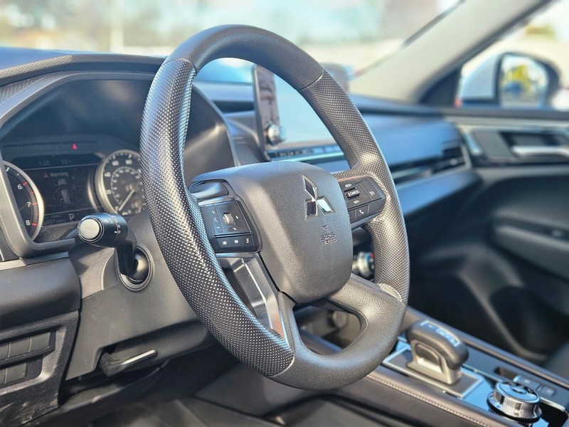 Mitsubishi Outlander Vehicle Full-screen Gallery Image 16