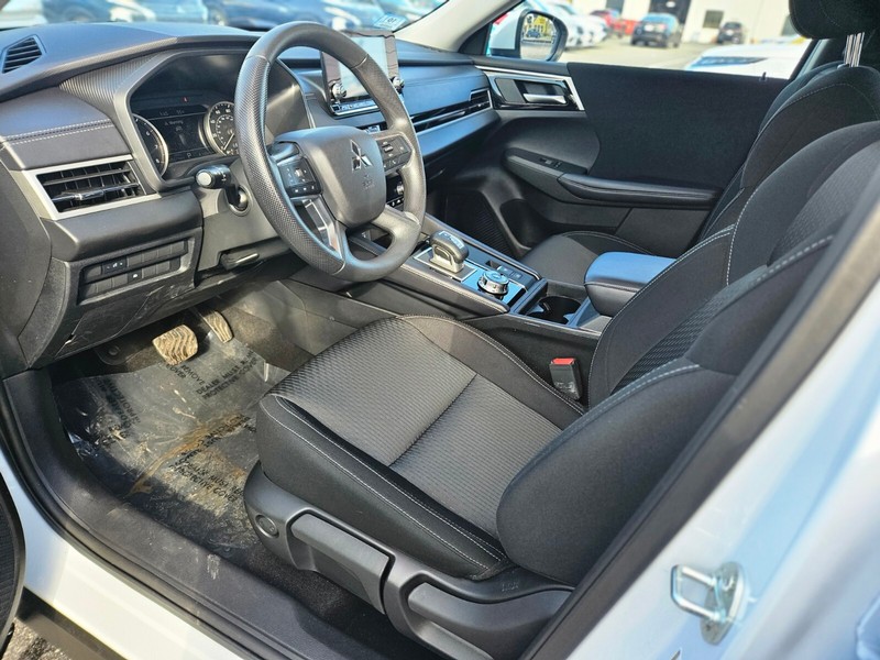 Mitsubishi Outlander Vehicle Full-screen Gallery Image 17