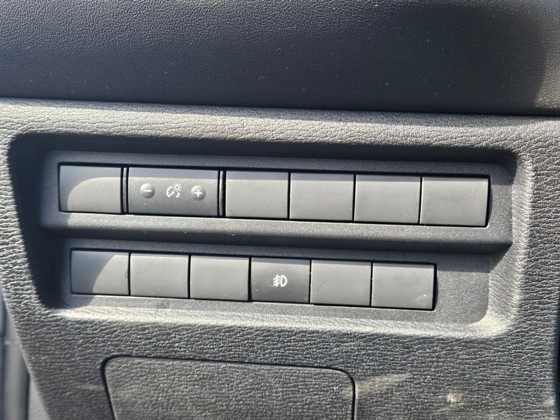 Mitsubishi Outlander Vehicle Full-screen Gallery Image 21