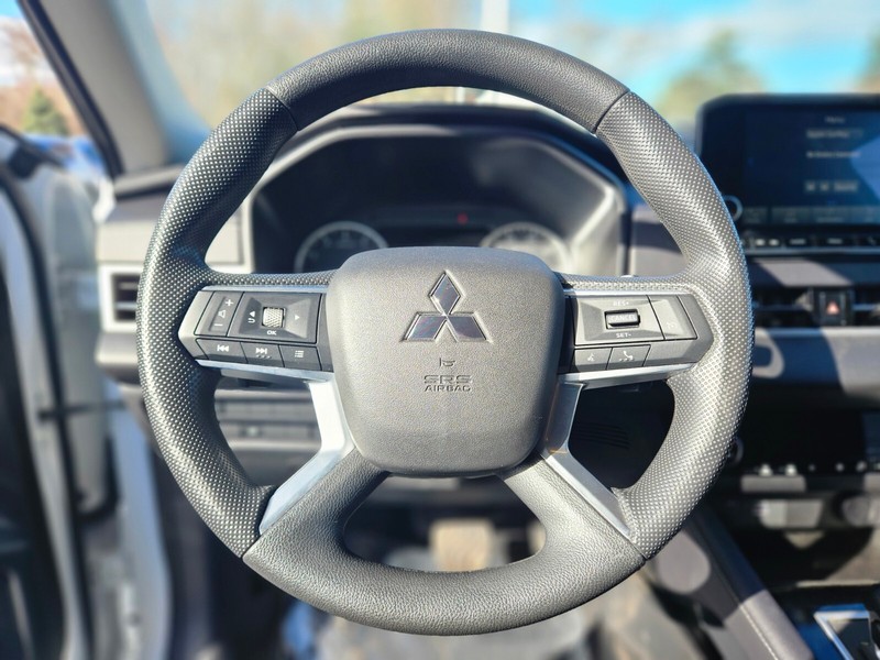 Mitsubishi Outlander Vehicle Full-screen Gallery Image 24