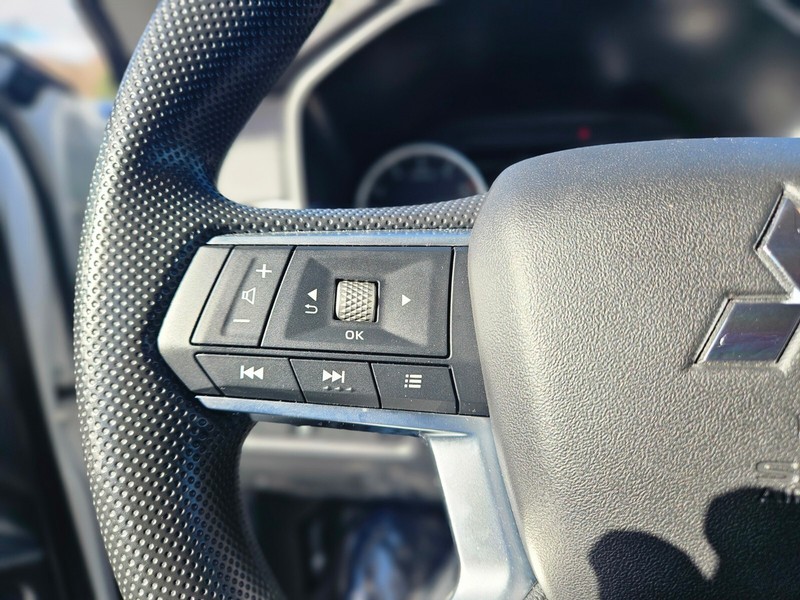 Mitsubishi Outlander Vehicle Full-screen Gallery Image 25