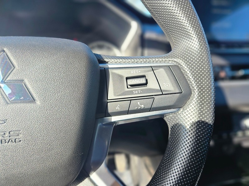 Mitsubishi Outlander Vehicle Full-screen Gallery Image 26