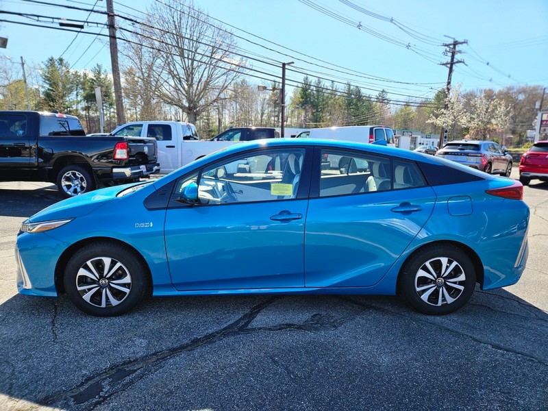 Toyota Prius Prime Vehicle Full-screen Gallery Image 02