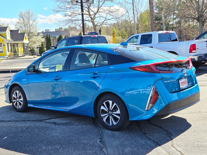 Toyota Prius Prime Vehicle Full-screen Gallery Image 03