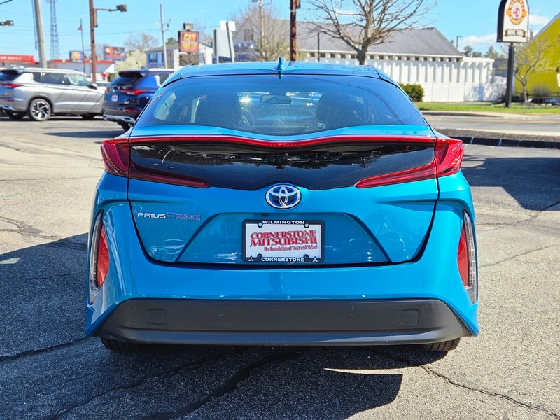 Toyota Prius Prime Vehicle Full-screen Gallery Image 04