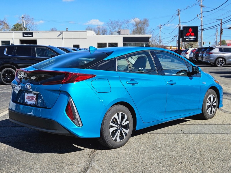 Toyota Prius Prime Vehicle Full-screen Gallery Image 05
