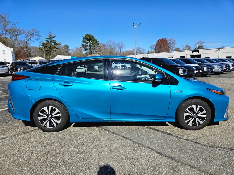 Toyota Prius Prime Vehicle Full-screen Gallery Image 06