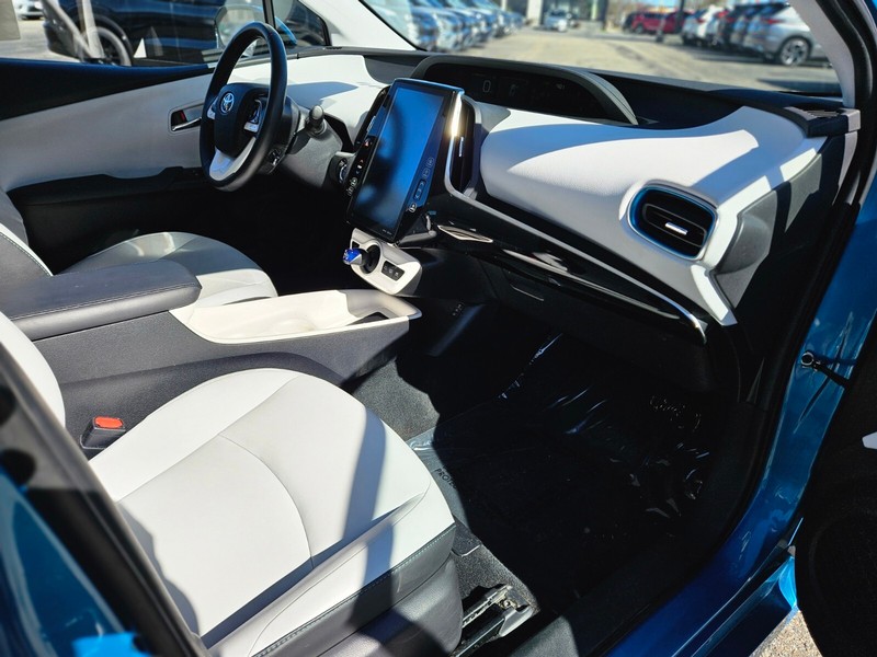 Toyota Prius Prime Vehicle Full-screen Gallery Image 09