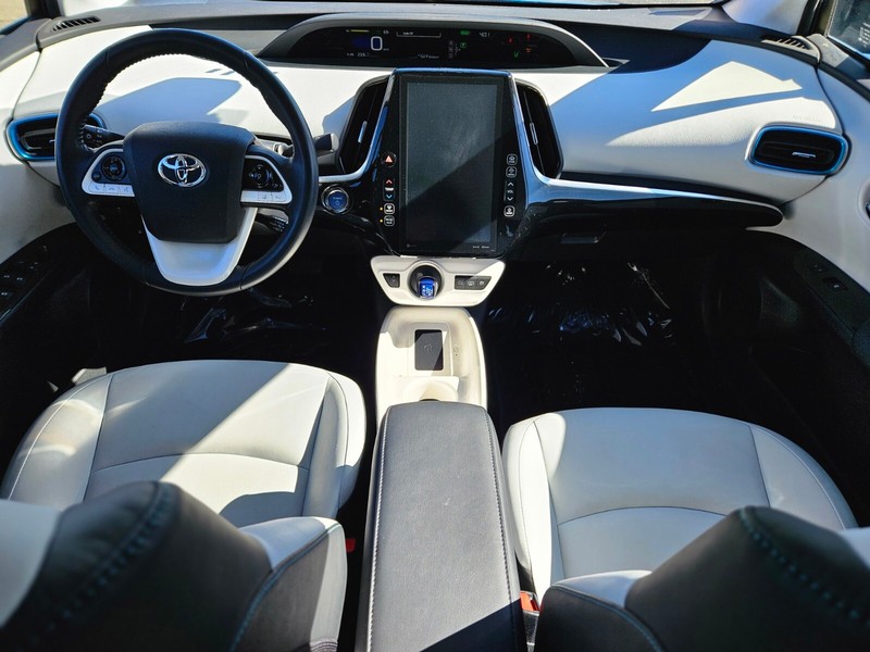 Toyota Prius Prime Vehicle Full-screen Gallery Image 10