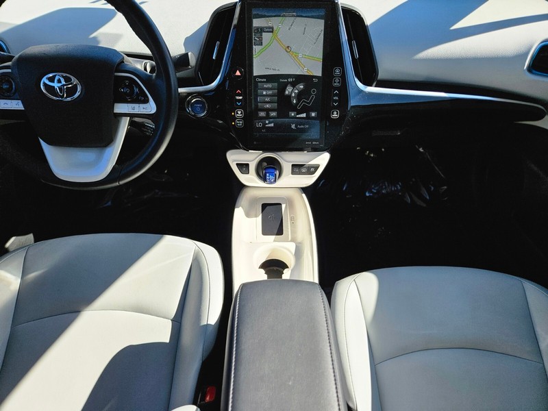 Toyota Prius Prime Vehicle Full-screen Gallery Image 12