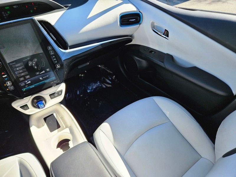 Toyota Prius Prime Vehicle Full-screen Gallery Image 13